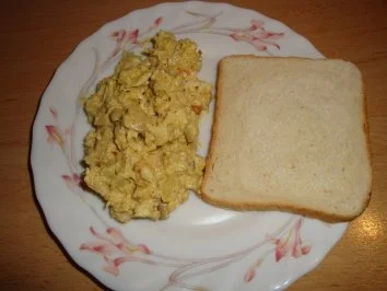 GEFLÜGELSALAT MIT TOASTBROT - Rezept