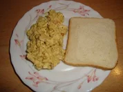 GEFLÜGELSALAT MIT TOASTBROT - Rezept