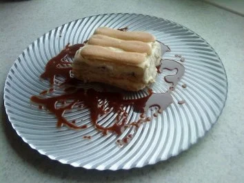 Rezept: Bananentiramisu mit Mascarponecreme auf Schokoladenspiegel Bananentiramisu mit Mascarponecreme auf Schokoladenspiegel - Rezept