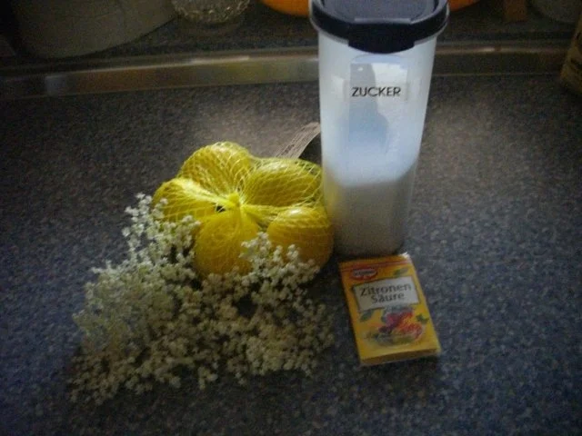 Rezept: Holunderblütensirup Bild Nr. 2 Holunderblütensirup - Rezept - Bild Nr. 2