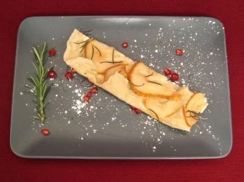 Birnen-Focaccia mit Rosmarinnadeln und Akazienhonig - Rezept