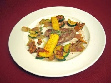 Rindersteak auf gebratenen Pfifferlingen und Zucchini mit Polenta-Sticks - Rezept