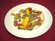 Rindersteak auf gebratenen Pfifferlingen und Zucchini mit Polenta-Sticks - Rezept