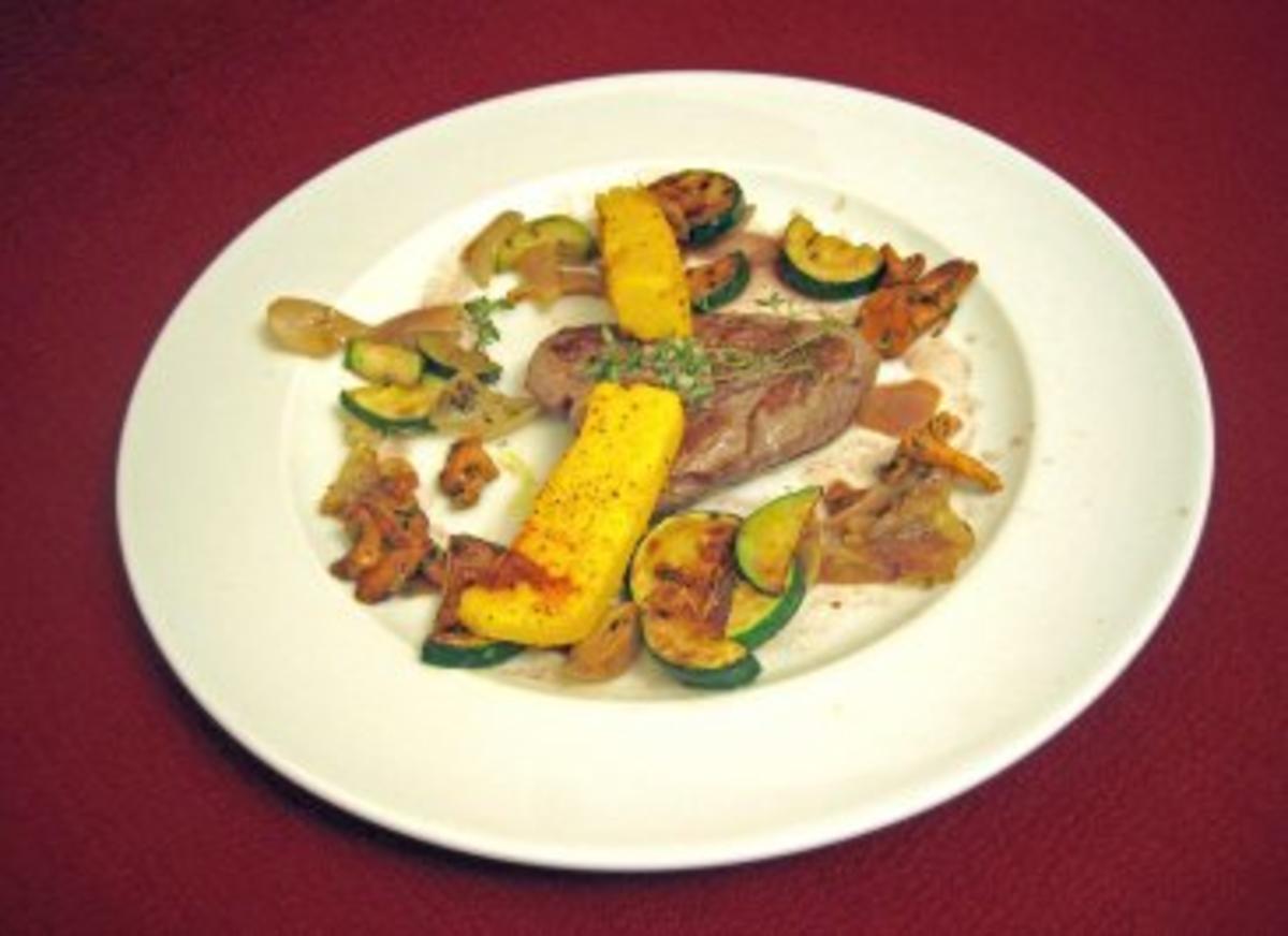 Bilder für Rindersteak auf gebratenen Pfifferlingen und Zucchini mit Polenta-Sticks - Rezept