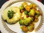 Rezept: Rosenkohl-Gerรถstel mit Kรคse-Hamburgern ... Rosenkohl-Gerรถstel mit Kรคse-Hamburgern ... - Rezept