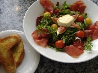 Rezept: Bresaola mit Wintersalat,frischer Feige und warmen Ziegenkäse Bresaola mit Wintersalat,frischer Feige und warmen Ziegenkäse - Rezept