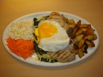 Rezept: Schweinekotelett auf Blattspinat , Bratkartoffeln und zweierlei Rohkost Schweinekotelett auf Blattspinat , Bratkartoffeln und zweierlei Rohkost - Rezept