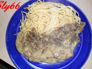 Fleischgerichte:Schnitzel in Champignon-Rahmsoße - Rezept