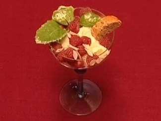 Rezept: Hangop mit roten Beeren und frischer Minze Hangop mit roten Beeren und frischer Minze - Rezept