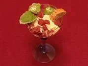 Hangop  mit roten Beeren und frischer Minze - Rezept