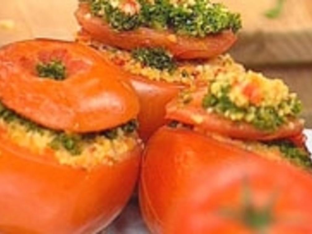 Gefüllte Tomaten mit Kräuterkruste - Rezept - kochbar.de