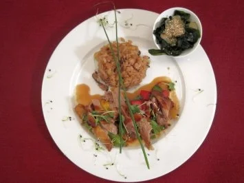 Miso-Ente auf Wildreis, dazu Wakame-Salat und Gemüse - Rezept