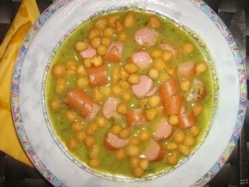 Grüne Kartoffelsuppe mit Geflügelwienerle und Backerbsen - Rezept
