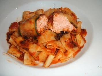 Rezept: Lachsfilet im Zucchinipäckchen auf Bandnudeln mit Tomatensoße Lachsfilet im Zucchinipäckchen auf Bandnudeln mit Tomatensoße - Rezept