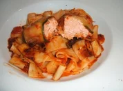 Lachsfilet im Zucchinipäckchen auf Bandnudeln mit Tomatensoße - Rezept