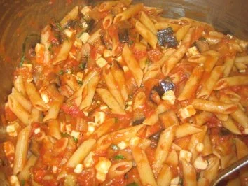 Rezept: Penne mit Auberginen, Tomaten mit Mozzarella Bild Nr. 2 Penne mit Auberginen, Tomaten mit Mozzarella - Rezept - Bild Nr. 2