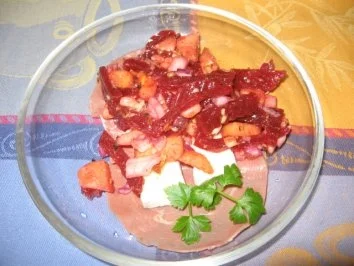 Rote Bete-Apfelsalat auf Camembertstreifen - Rezept
