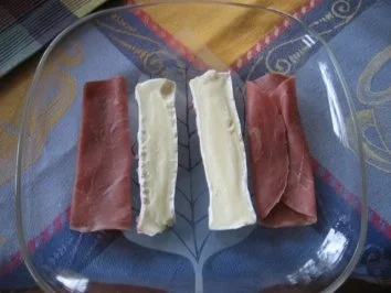 Rote Bete-Apfelsalat auf Camembertstreifen - Rezept - Bild Nr. 2