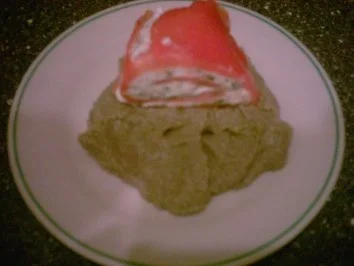 Gerollte Paprikaschoten mit Auberginenmus und Soße - Rezept