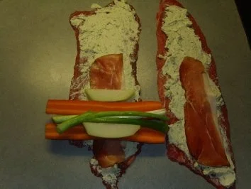 Rezept: Fleischgerichte: Rouladen mit Bärlauchcreme und Wurzeln Bild Nr. 4 Fleischgerichte: Rouladen mit Bärlauchcreme und Wurzeln - Rezept - Bild Nr. 4