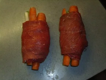 Rezept: Fleischgerichte: Rouladen mit Bärlauchcreme und Wurzeln Bild Nr. 5 Fleischgerichte: Rouladen mit Bärlauchcreme und Wurzeln - Rezept - Bild Nr. 5