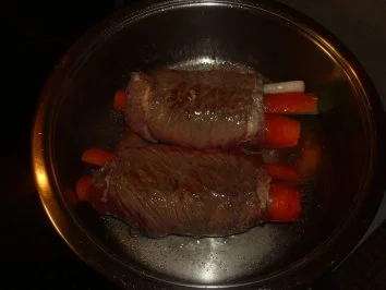 Rezept: Fleischgerichte: Rouladen mit Bärlauchcreme und Wurzeln Bild Nr. 6 Fleischgerichte: Rouladen mit Bärlauchcreme und Wurzeln - Rezept - Bild Nr. 6