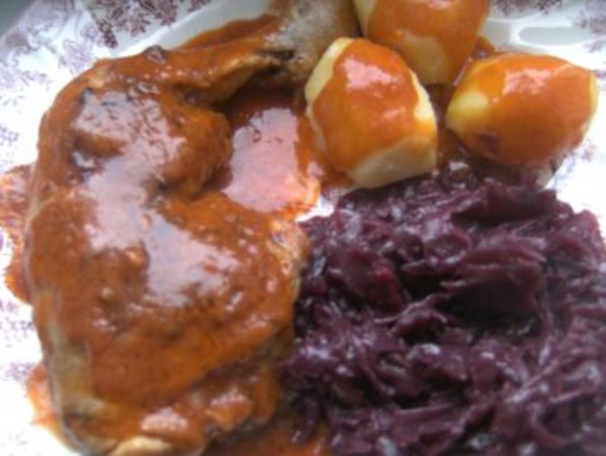 Hähnchenkeulchen in einem leckerem Soßenschäumchen   Kartoffeln und Rotkohl - Rezept