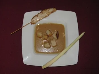 Thailändische Erdnusssuppe mit Zitronengras und gerösteter Berliner Schrippe - Rezept