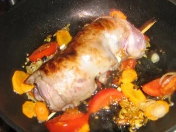 Rehrollbraten mit Trockenfüchten gefüllt in einer Champignonsoße an Spätzle - Rezept - Bild Nr. 5