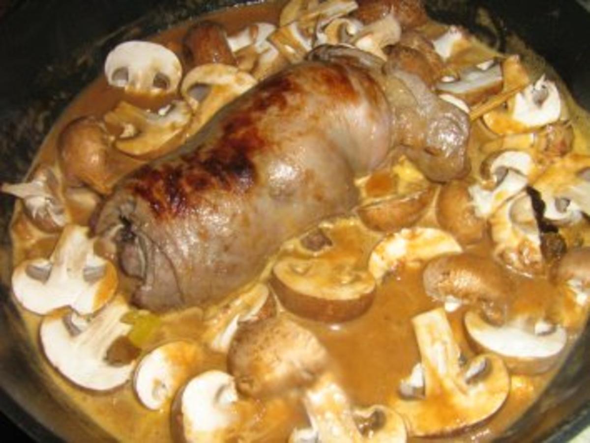 Rehrollbraten mit Trockenfüchten gefüllt in einer Champignonsoße an Spätzle - Rezept - Bild Nr. 6