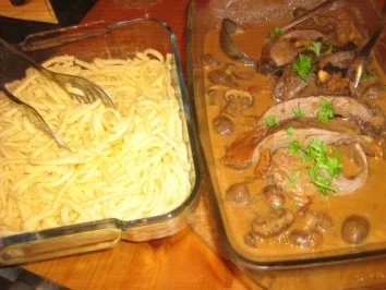 Rehrollbraten mit Trockenfüchten gefüllt in einer Champignonsoße an Spätzle - Rezept - Bild Nr. 7