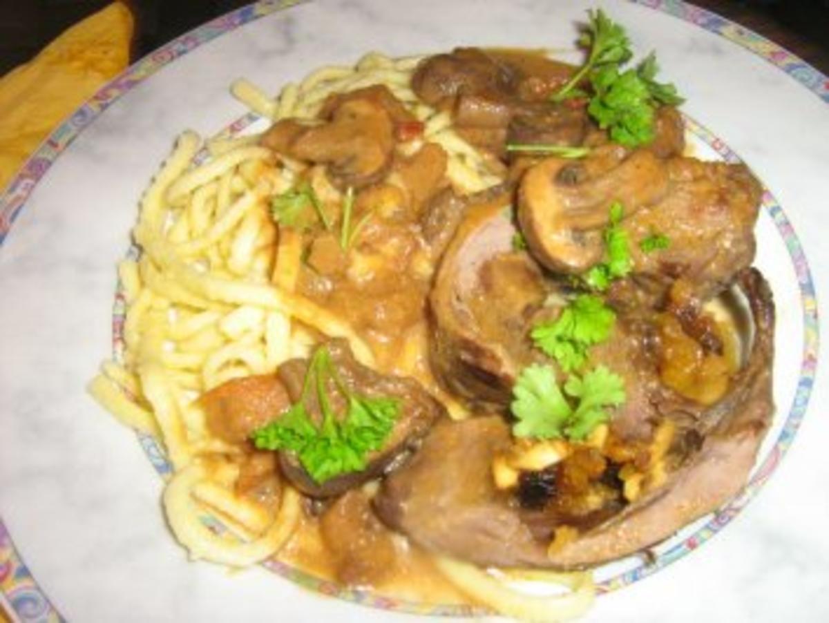 Rehrollbraten mit Trockenfüchten gefüllt in einer Champignonsoße an Spätzle - Rezept - Bild Nr. 8