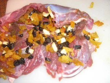 Rehrollbraten mit Trockenfüchten gefüllt in einer Champignonsoße an Spätzle - Rezept - Bild Nr. 3