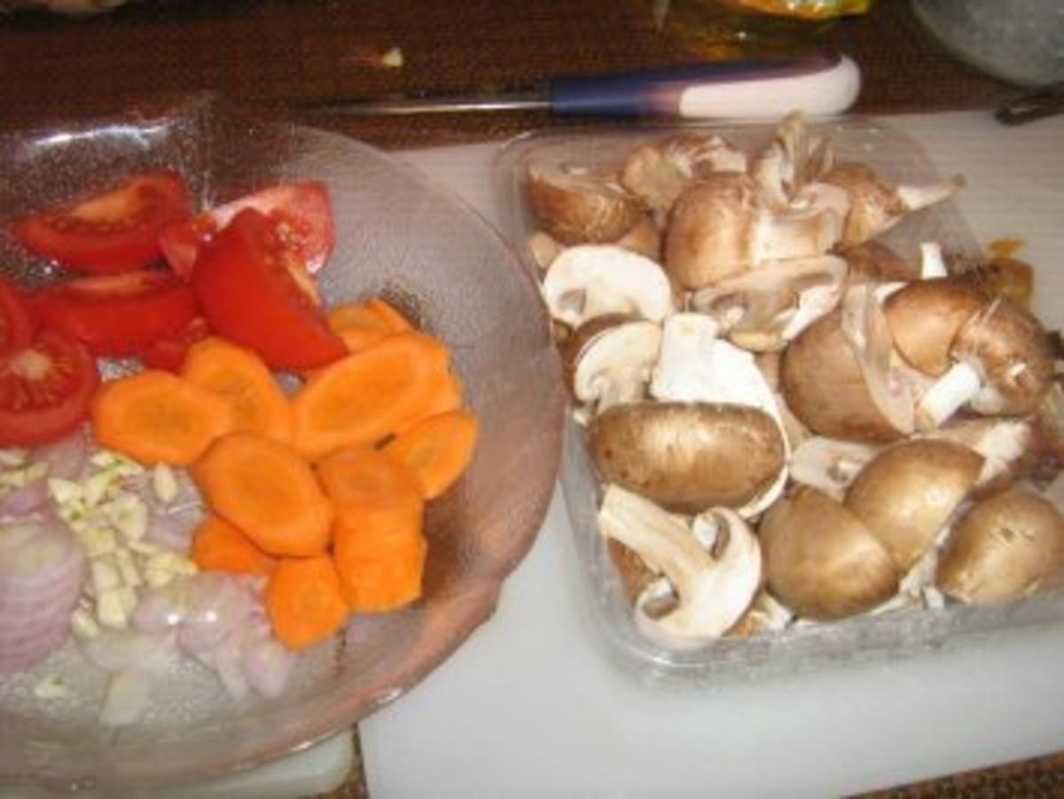 Rehrollbraten mit Trockenfüchten gefüllt in einer Champignonsoße an Spätzle - Rezept - Bild Nr. 4