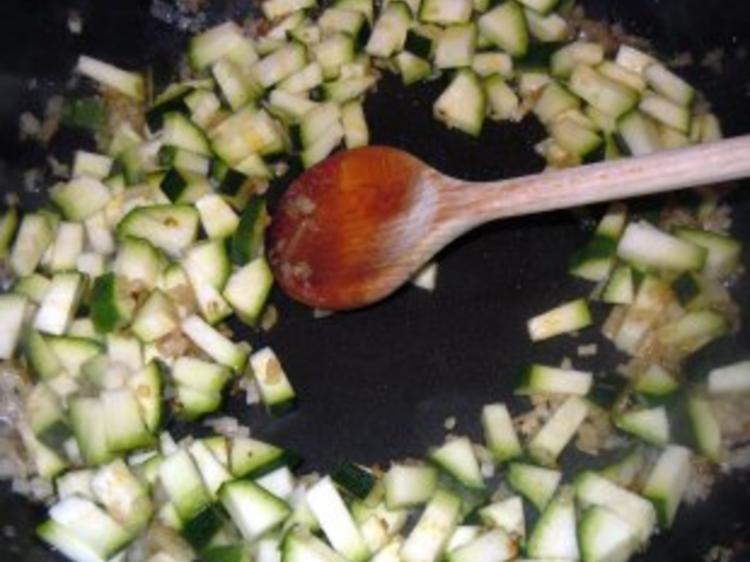 Basilikum Spätzle mit Hackbällchen in Zucchini Tomaten Sauße - einfach ...