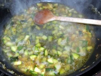 Basilikum-Spätzle mit Hackbällchen in Zucchini-Tomaten-Sauße - Rezept - Bild Nr. 6