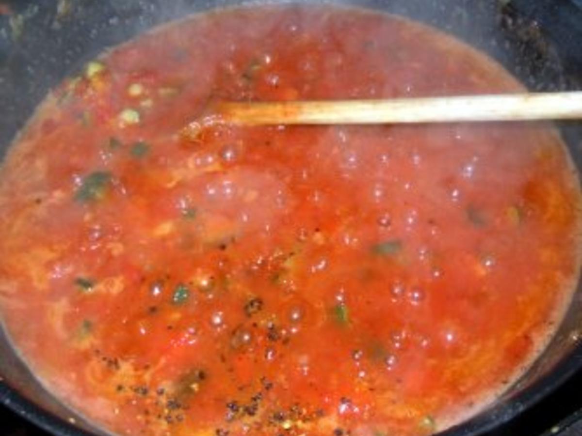 Basilikum-Spätzle mit Hackbällchen in Zucchini-Tomaten-Sauße - Rezept ...