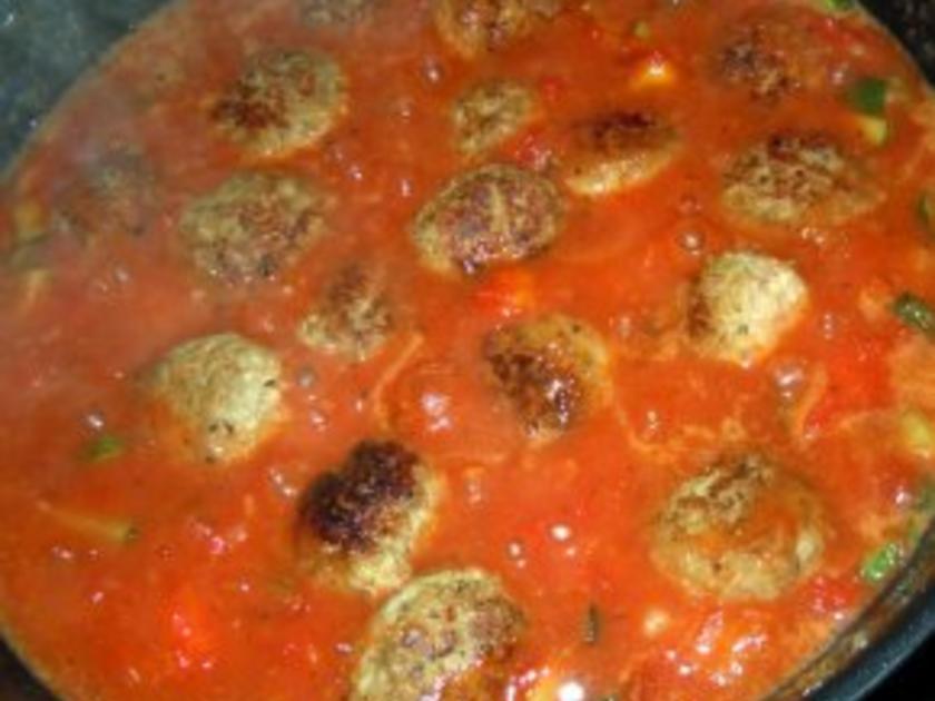 Basilikum Spätzle mit Hackbällchen in Zucchini Tomaten Sauße - einfach ...