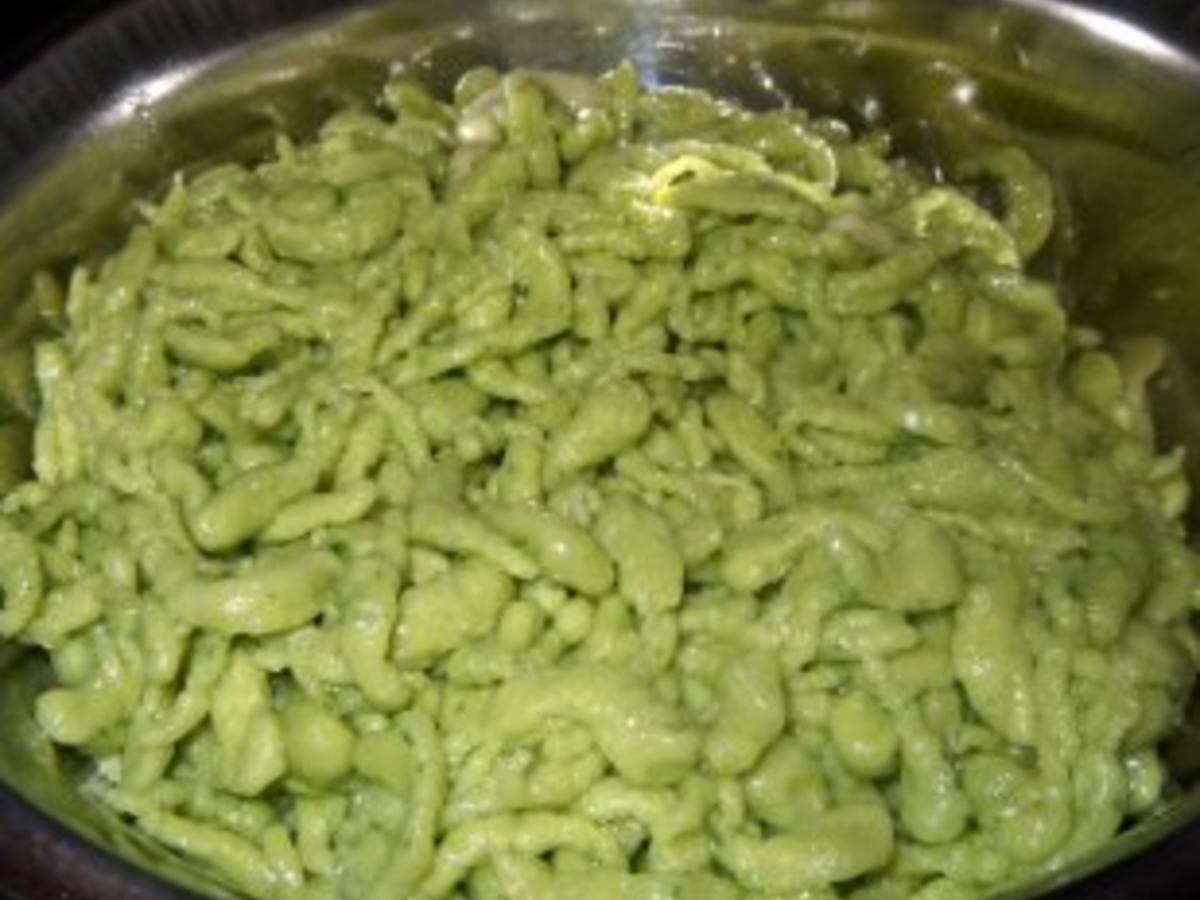 Basilikum Spätzle mit Hackbällchen in Zucchini Tomaten Sauße - einfach ...