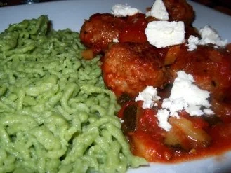 Basilikum-Spätzle mit Hackbällchen in Zucchini-Tomaten-Sauße - Rezept