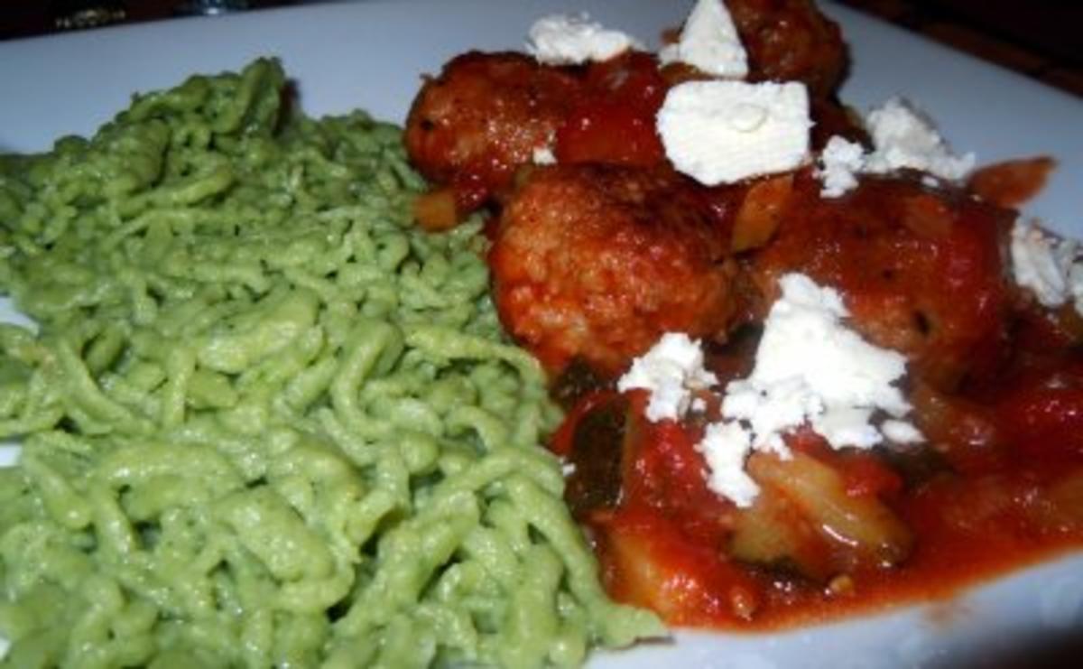 Basilikum-Spätzle mit Hackbällchen in Zucchini-Tomaten-Sauße - Rezept ...