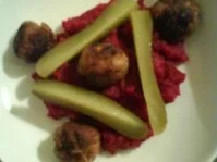 Rote Bete Püree mit scharfen Bratwurstbällchen - Rezept