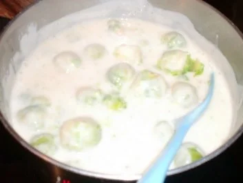 Beilage: Rosenkohl in Käse-Sahne-Sosse - Rezept