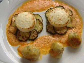 Rezept: Gratinierter Ziegenkäse auf Zuccini mit Paprikaschaum Gratinierter Ziegenkäse auf Zuccini mit Paprikaschaum - Rezept