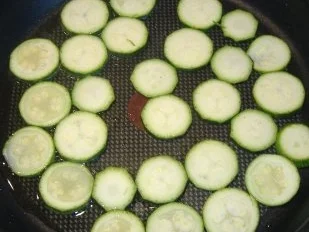 Rezept: Gratinierter Ziegenkäse auf Zuccini mit Paprikaschaum Bild Nr. 2 Gratinierter Ziegenkäse auf Zuccini mit Paprikaschaum - Rezept - Bild Nr. 2