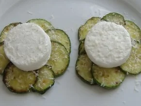 Rezept: Gratinierter Ziegenkäse auf Zuccini mit Paprikaschaum Bild Nr. 3 Gratinierter Ziegenkäse auf Zuccini mit Paprikaschaum - Rezept - Bild Nr. 3