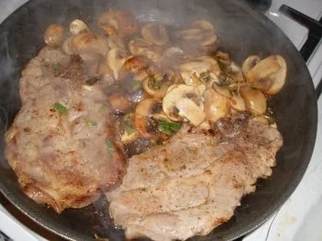 Rezept: Nackenkotelett mit Champignons & Lauchzwiebeln.... Bild Nr. 5 Nackenkotelett mit Champignons & Lauchzwiebeln.... - Rezept - Bild Nr. 5