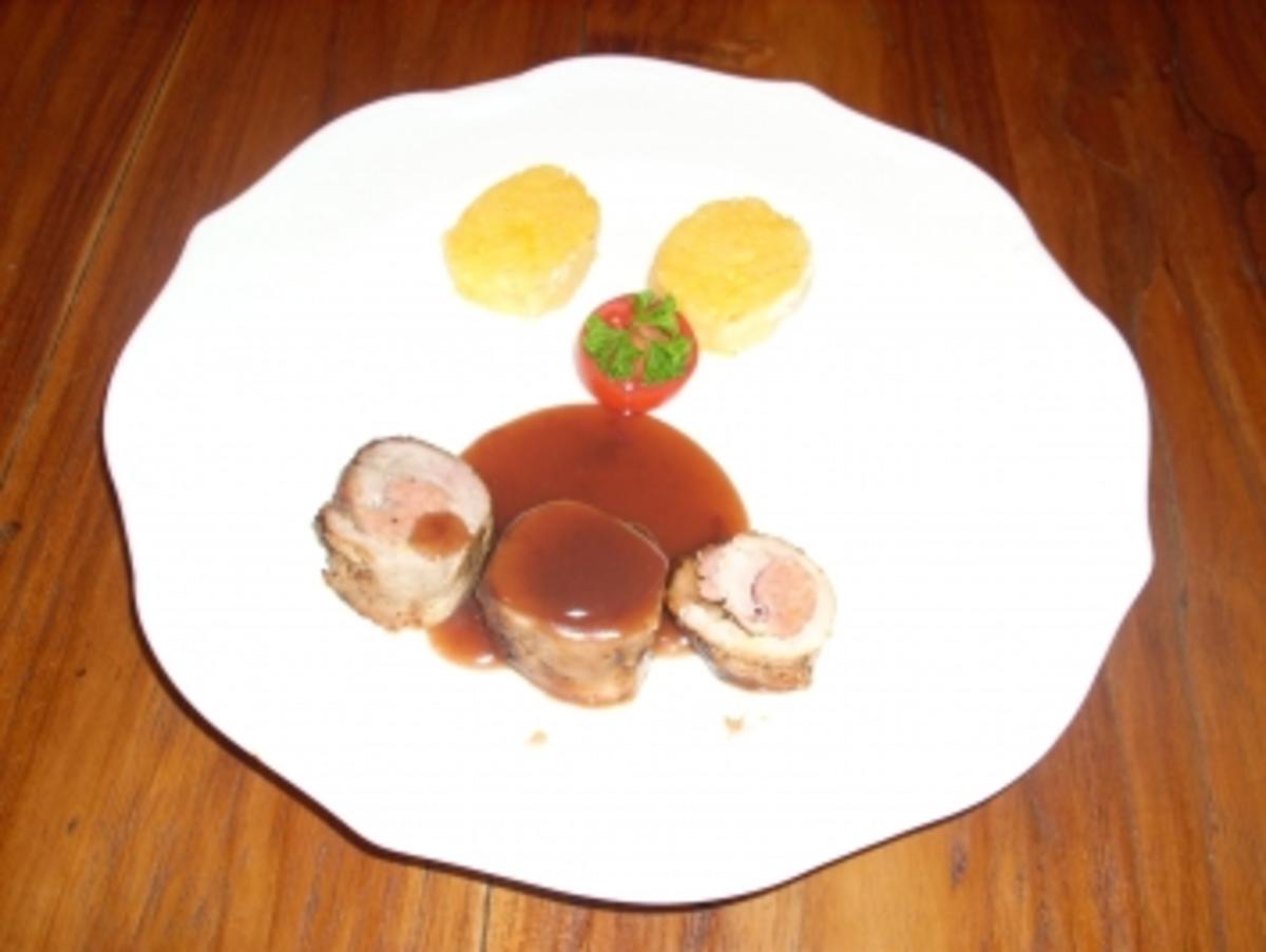Gefülltes Schweinefilet mit Kartoffelscheiben in Portweinsoße - Rezept