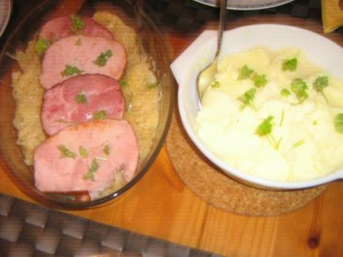 Kasseler mit Sauerkraut und Kartoffelpüree - Rezept - kochbar.de
