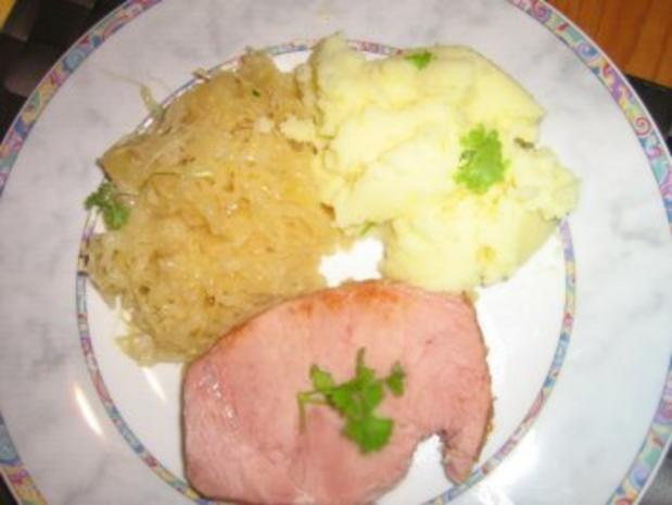 Kasseler mit Sauerkraut und Kartoffelpüree - Rezept - kochbar.de